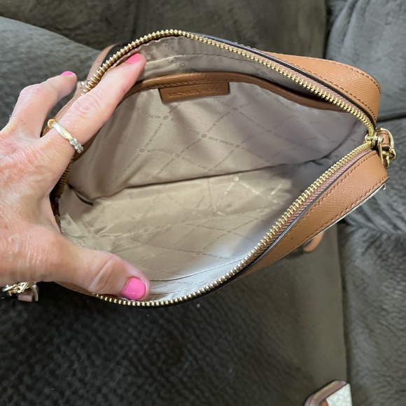 EUC MATCHING MK JET SET WONT SEPARATE - Picture 11 of 16